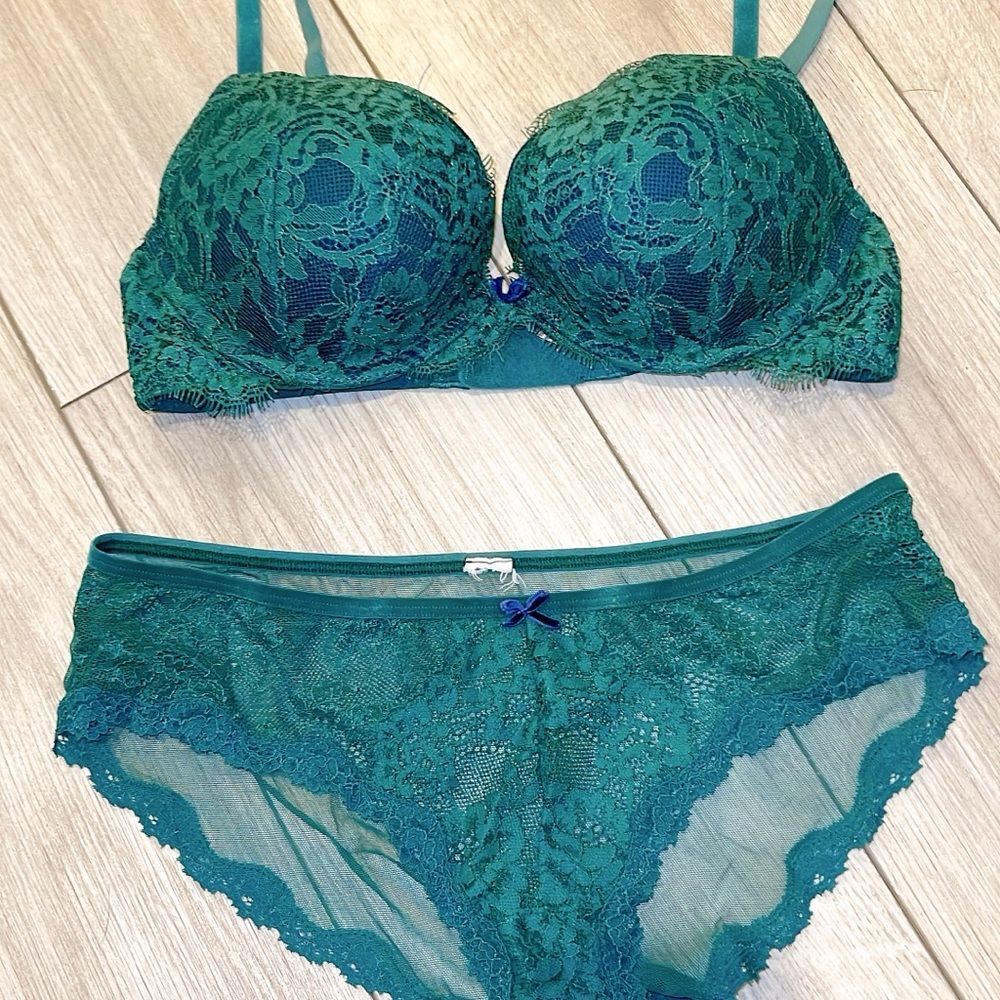 Victoria’s Secret Dream Angels Push-up Bra 32C & Matching Panties S